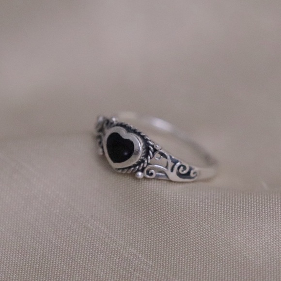Sterling Silver Filigree with Black Heart Shaped Onyx Ring - Size 6.75 - Picture 2 of 9
